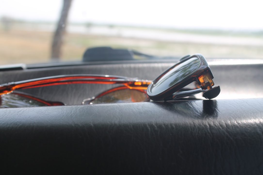 عینک داخل ماشین