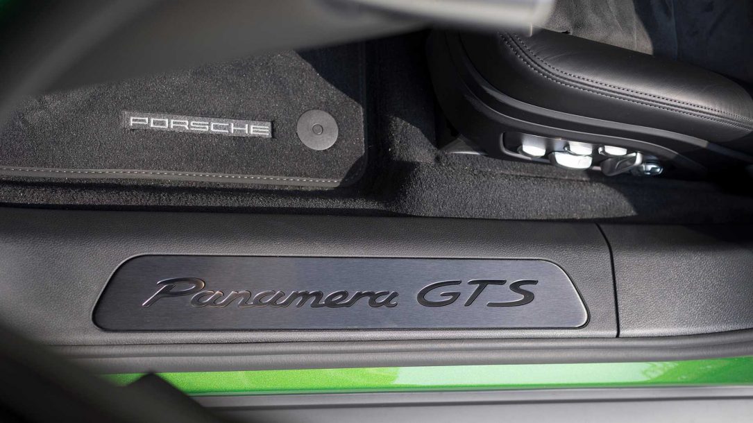 نقد و بررسی پورشه پانامرا GTS مدل 2019 : یک عضو حیاتی در خانواده ی پانامرا 2019 porsche panamera gts sedan49