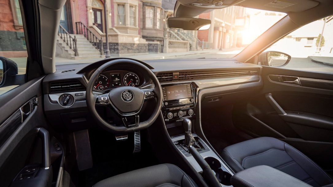 نگاهی کوتاه به فولکس واگن پاسات مدل 2020: ظاهری جدید با همان ساختار قدیمی 2020 Volkswagen Passat interior 2