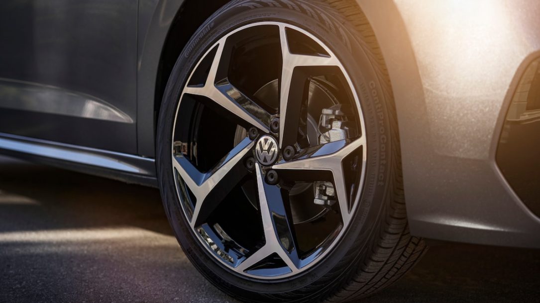 نگاهی کوتاه به فولکس واگن پاسات مدل 2020: ظاهری جدید با همان ساختار قدیمی 2020 Volkswagen Passat wheel