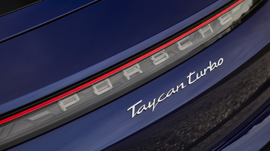 10 خودروی خارق‌العاده‌ که ما را به آینده‌ امیدوار می‌کند 2020 Porsche Taycan Turbo S rear detail 2