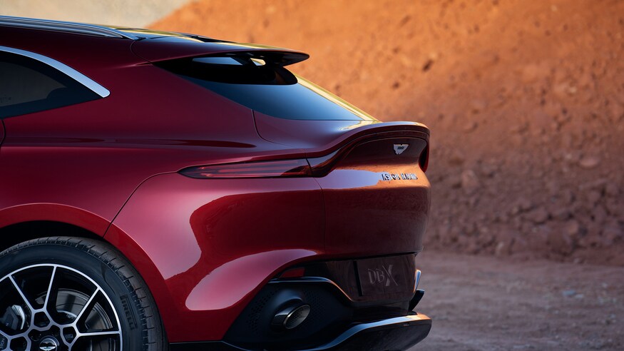 10 خودروی خارق‌العاده‌ که ما را به آینده‌ امیدوار می‌کند 2021 Aston Martin DBX taillights 1