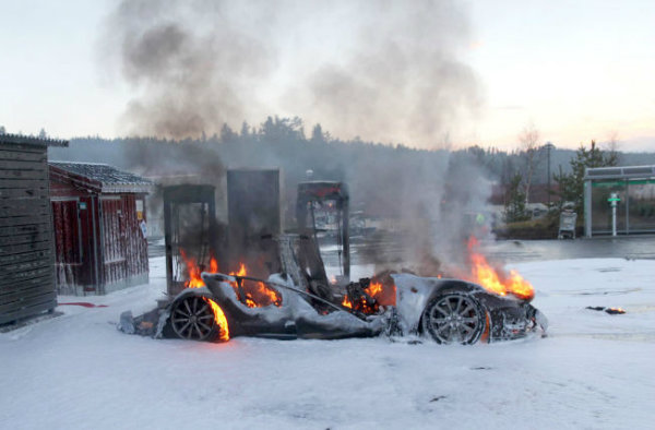 اتهامی جدید علیه تسلا؛ فروش مدل S با علم به وجود نقص در باتری و احتمال آتش‌سوزی