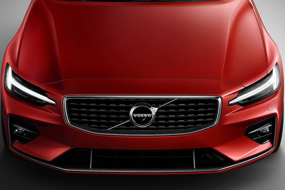 خودرو ولوو / volvo قرمز رنگ با لوگو شرکت در جلوپنجره