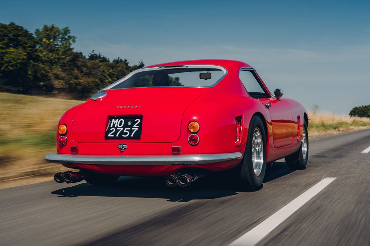 نمای عقب خودرو GTO Engineering 250 SWB Revival شبیه مدل فراری برلینتا کامپتیزیون قرمز رنگ